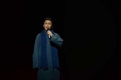 侯京健亮相毛泽东诞辰120周年晚会朗诵诗歌