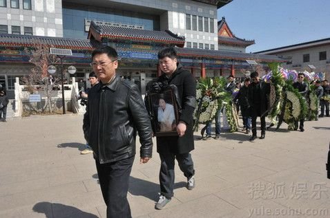 周成海葬礼家属冲动谈白静 愤怒烧毁两人婚纱