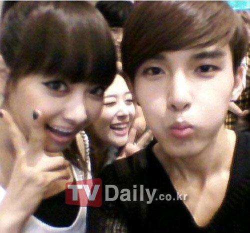 SJ 厉旭 与f(X)Victoria合照曝光 Sulli中间恶搞_娱