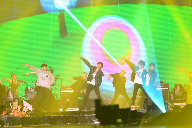 TFBOYS新舞QQ音乐年度盛典首秀 引发尖叫时刻