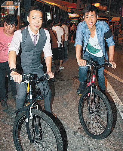 谢天华赞“龙儿”好登对 闹市拍新剧百人围观