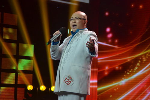 李贝手握“两宝”现场表演 红歌会上显高招