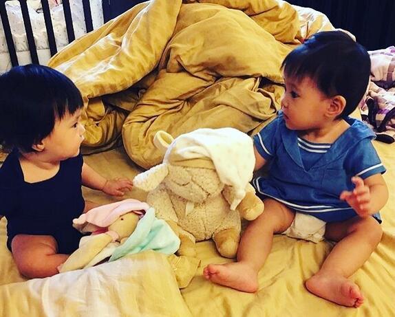 咘咘jojo同框，两位大眼萌宝开展闺蜜之对视