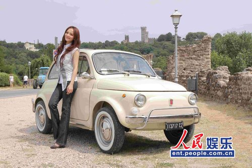 张韶涵《淋雨一直走》MV 敬业爱美不喊苦[图]