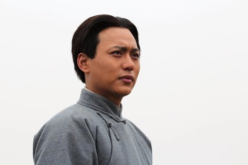 侯京健亮相毛泽东诞辰120周年晚会朗诵诗歌