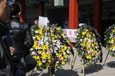 周成海葬礼家属冲动谈白静 愤怒烧毁两人婚纱