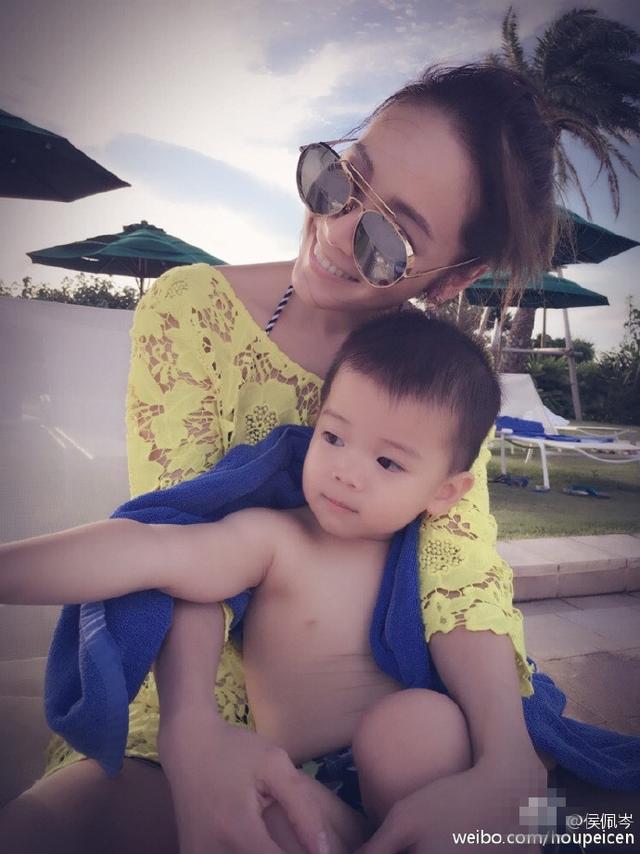 侯佩岑因他而快乐忧伤 怀抱可爱儿子幸福一脸