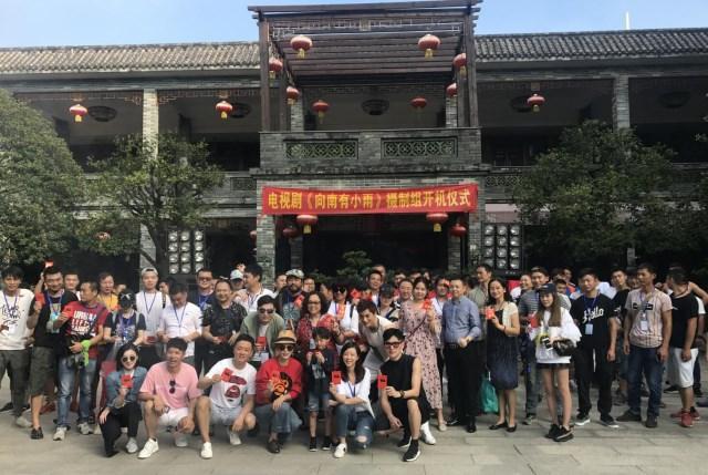 《向南有小雨》杨杏饰机车少女 野性形象受关注