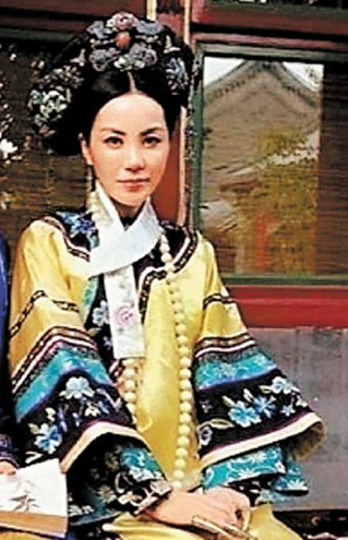王菲晒穿越照穿清朝宫廷服装 贵妃造型绝美惊