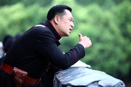 张嘉译“英伦风”乱入 《花火花红》造型引热议