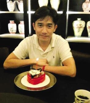 刘嘉玲陪梁朝伟庆祝49岁生日 幸福照片微博分
