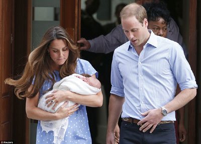 凯特王妃抱新生儿出院 王子亲自开车