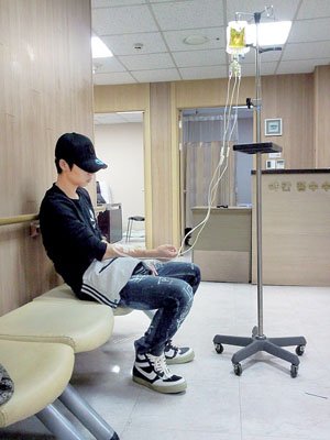 魏晨韩国拍MV超负荷工作病倒 紧急送医打点滴