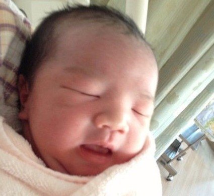 港姐曹敏莉二胎产子 儿女双全晒温馨全家福(图)