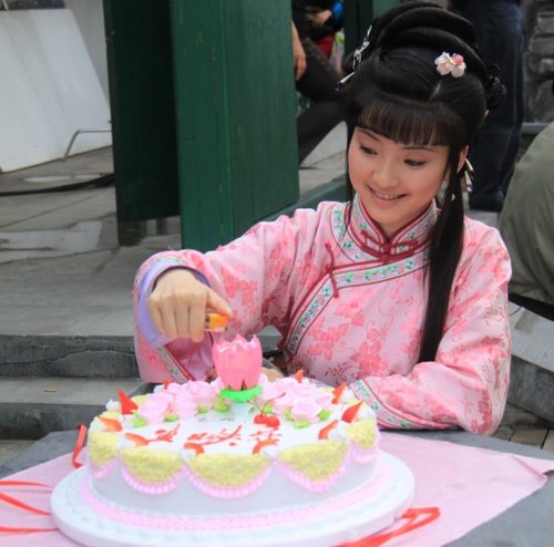 蔡飞雨片场过生日 经纪公司千里送蛋糕(图)