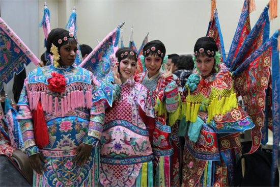 <em>五洲辣妹</em>乐团亮相《<em>星光大道</em>》 尽显国粹风韵