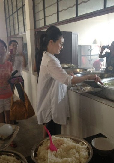 汪小菲大s云南献爱心 与当地人同吃饭合影[组图]_娱乐_腾讯网