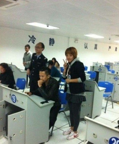 邓超考驾照遇粉丝求合影 孙俪调侃心理素质好