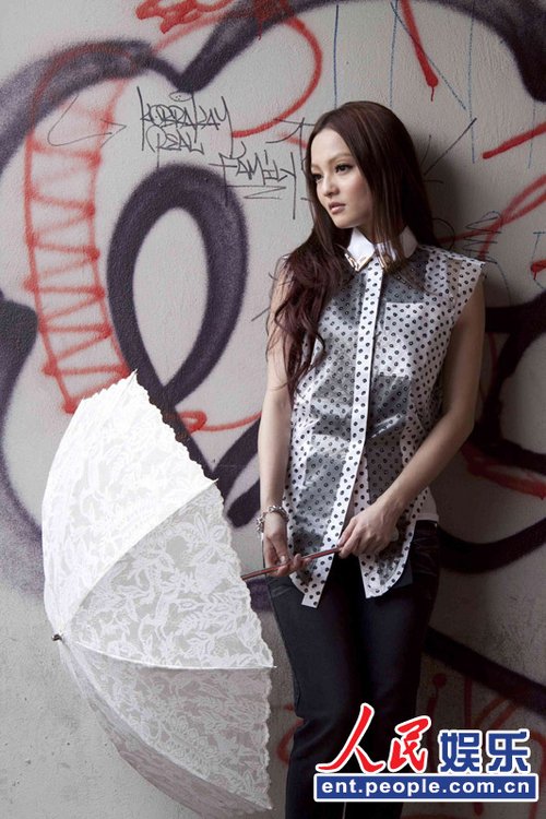 张韶涵《淋雨一直走》MV 敬业爱美不喊苦[图]