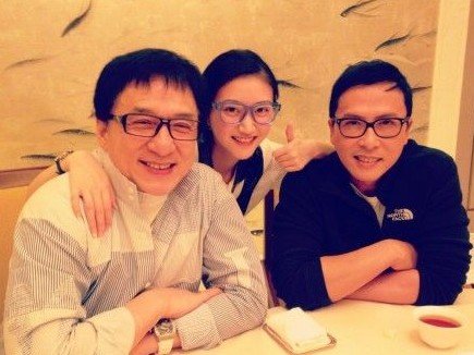 成龙与甄子丹景甜戴黑框眼镜聚餐 疑似合作将