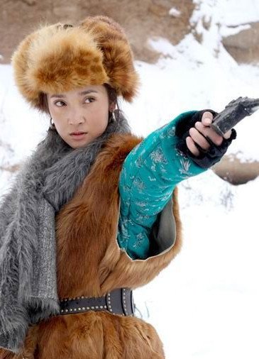 《战火中青春2》开播 王妍苏女匪首霸气十足