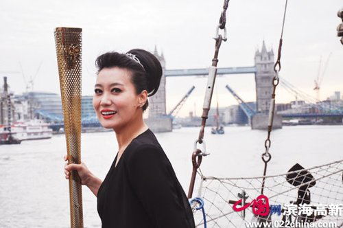 谭晶登中国龙帆穿越伦敦塔桥 庆祝奥运倒计时