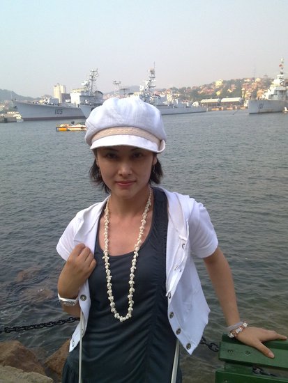 《爱情有点蓝》热播 杨明娜青岛喝啤酒很过瘾