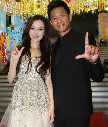 范玮琪晒妈妈与婆婆合影 网友 长得一模一样