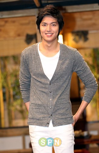 李民浩心系国外粉丝 为与粉丝交流接受英文培