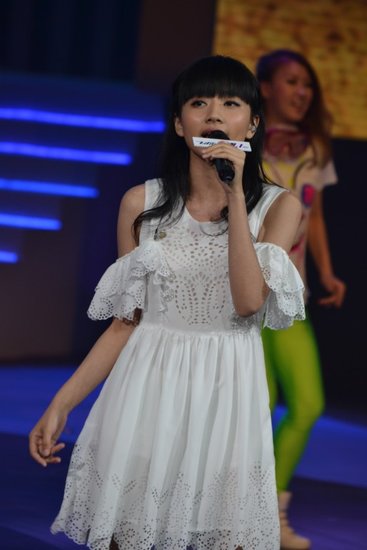 刘惜君出席音乐会 《贝壳风铃》尽展少女情怀