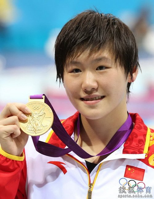 叶诗文好不容易去趟电影院 看不了电影玩电玩