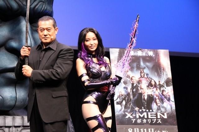 吉木梨纱性感装束出席《X战警》宣传活动