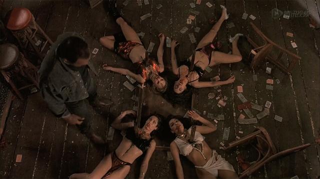 《杀出个黎明》:插在桌子腿上的四个女僵尸