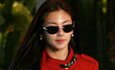 Fotos: Kitty Zhang usando un vestido negro longo extravagancias foi dominador viaxes de coches de luxo