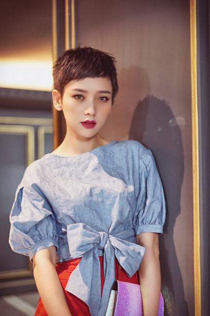 《猎人》今晚开播 李晓峰对手黄轩赞其认真敬业