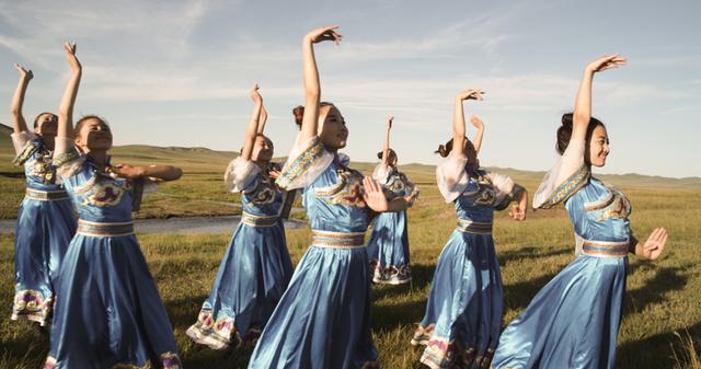 蒙古歌舞电影《蜜河盛宴》曝歌舞曲目_娱乐_腾讯网