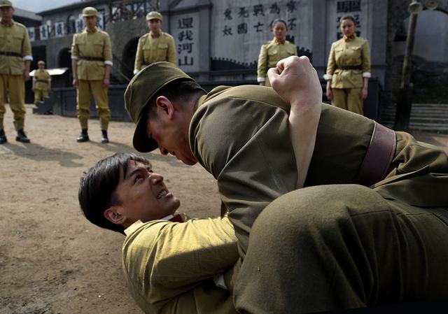 《伪装者》王铮暴打胡歌 化身史上最虐教官 