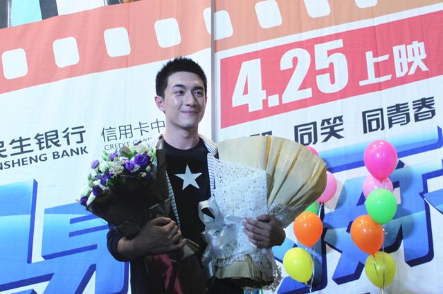 林更新亮相《同桌的你》首映 与周冬雨饮交杯酒