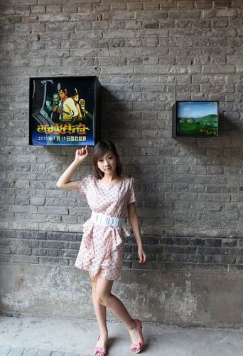 何曼婷参加《西域传奇》发布会 可爱为媒体指路