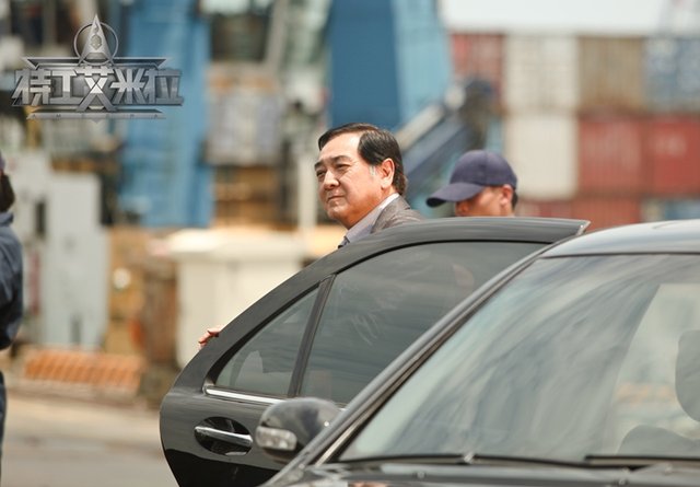 老戏骨秦沛再战《特工艾米拉》 新剧照气场强大