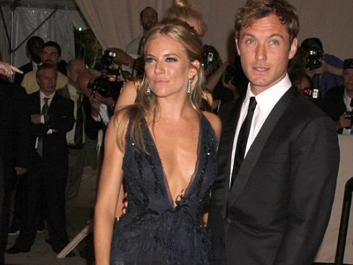 德·洛与西耶娜今夏完婚 昔日感情抛诸脑后_娱