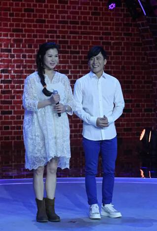  吉星 夫妇携手现身《笑傲江湖》 恩爱感动评委