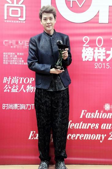 徐海乔出席时尚盛典获奖 深黑系造型气场十足
