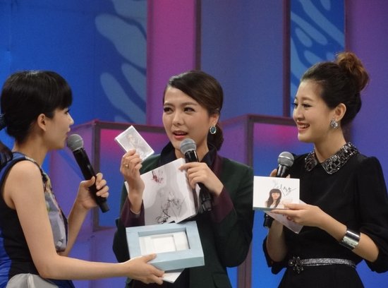 刘惜君携新碟上芒果台 鬼马录制《越淘越开心》