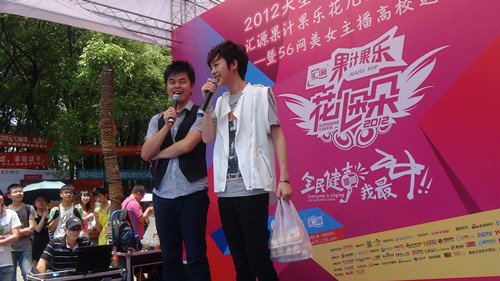 代悦空降江城武汉 为花儿朵朵高校唱区启航助威