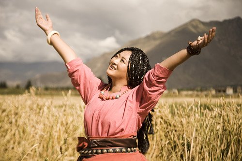 卓卓玛拍MV不慎扭伤骨折 拄拐坚持诠释敬业