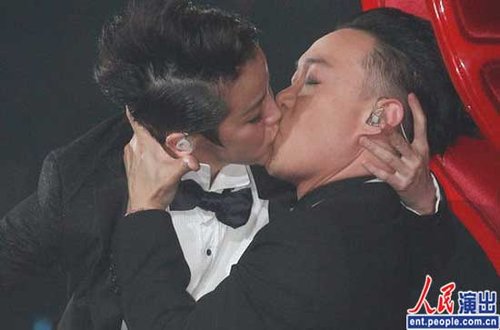 盘点个唱激情瞬间  周杰伦蔡依林 贴面小s激 湿吻 