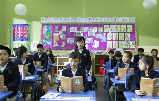 “巴黎宝贝”刘宸希变身小魔女 美女学霸很任性