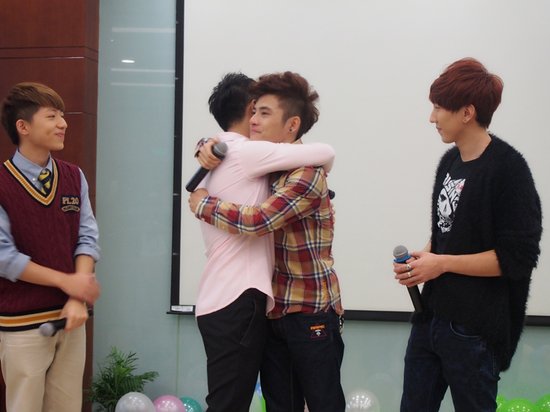 HOPE组合为刘雨潼庆生 送五仁月饼内藏深意