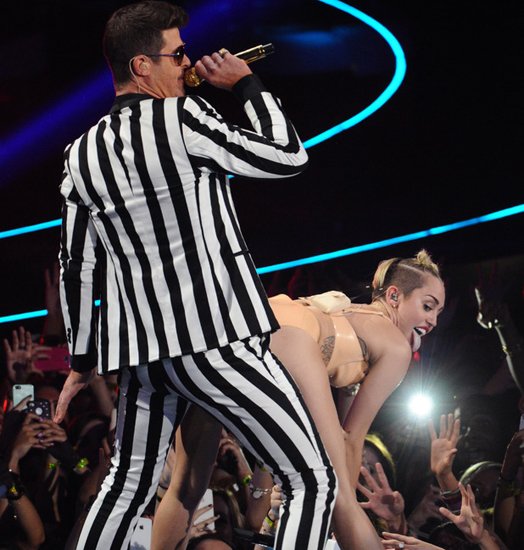 塞勒斯谈VMAs表演:没人在乎我屁股后的男人_娱乐_腾讯网